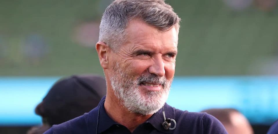 Hombre con barba sonriendo en evento deportivo