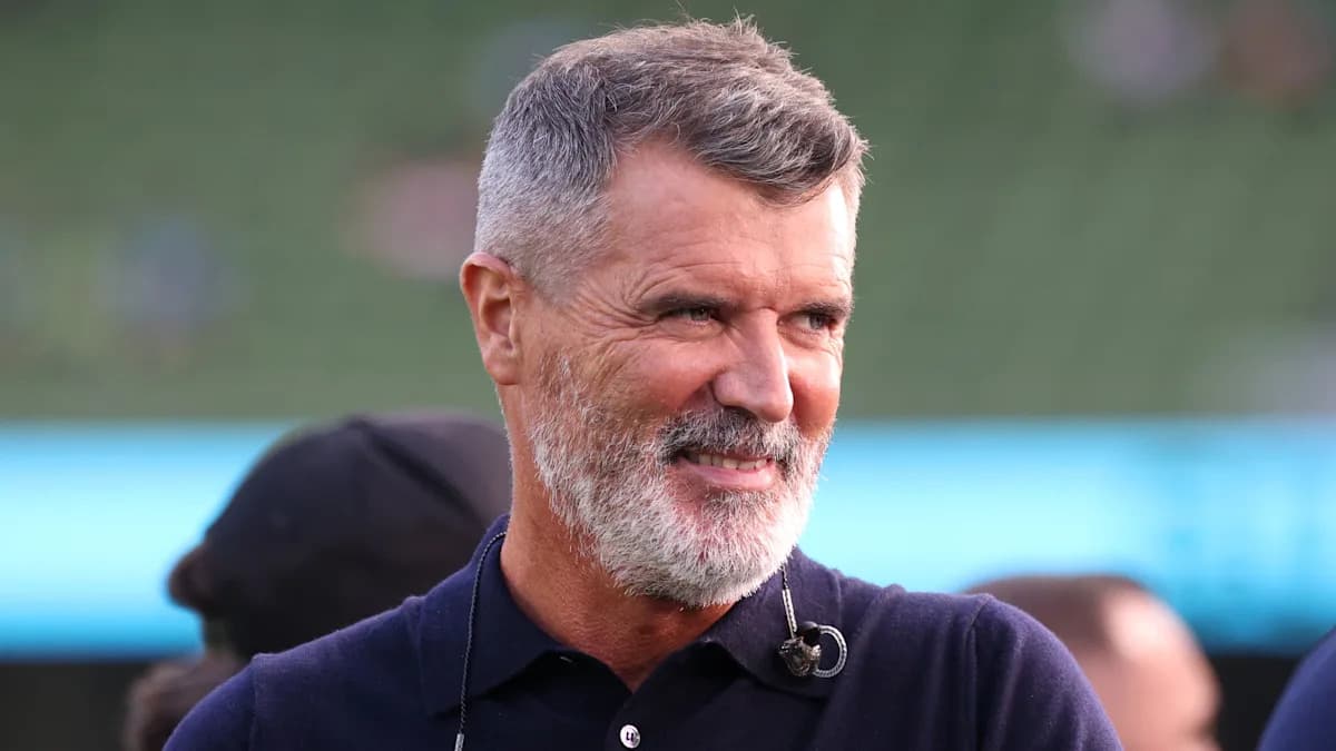 Hombre con barba sonriendo en evento deportivo