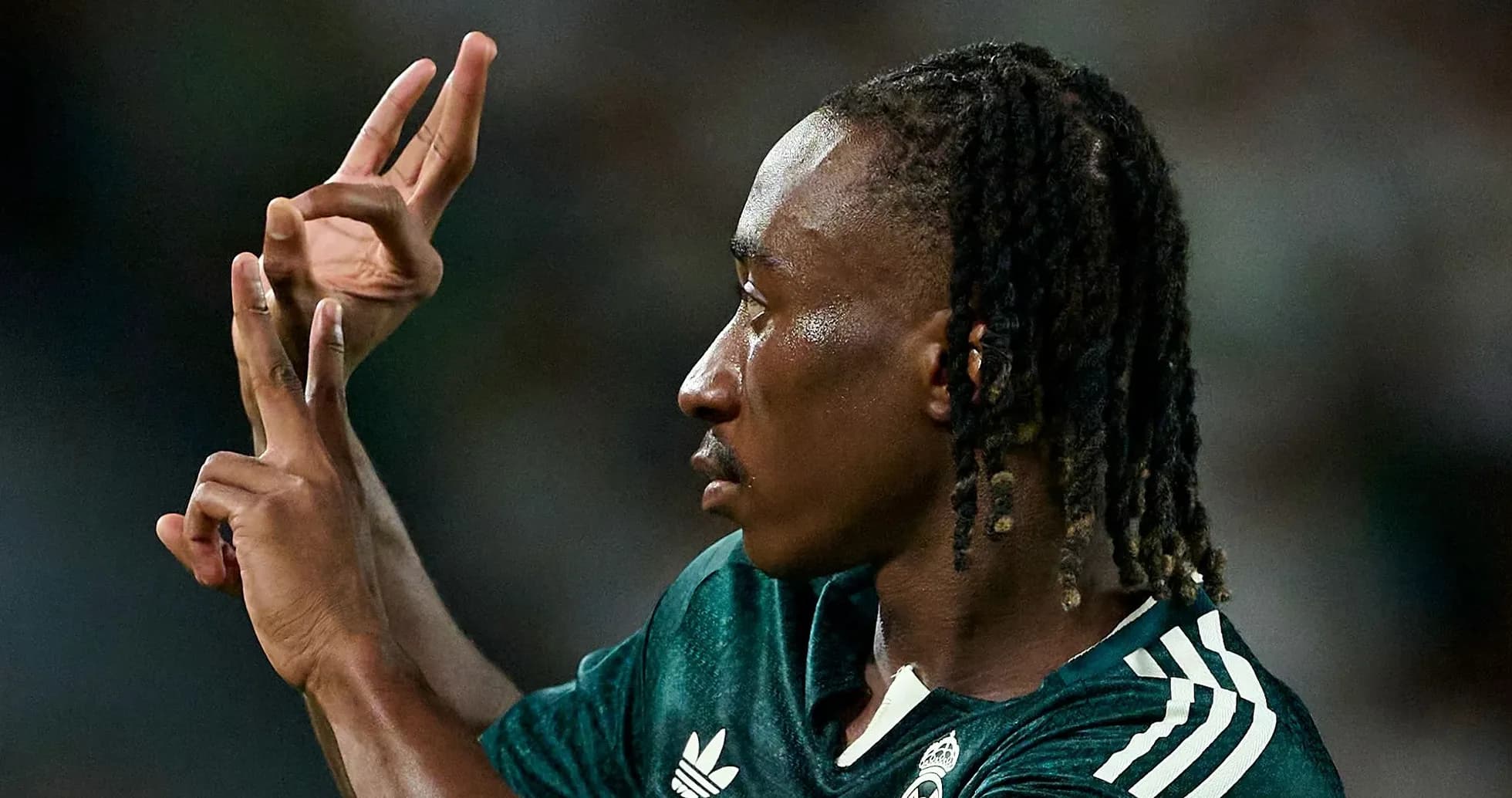Jugador mostrando gesto con las manos en el partido