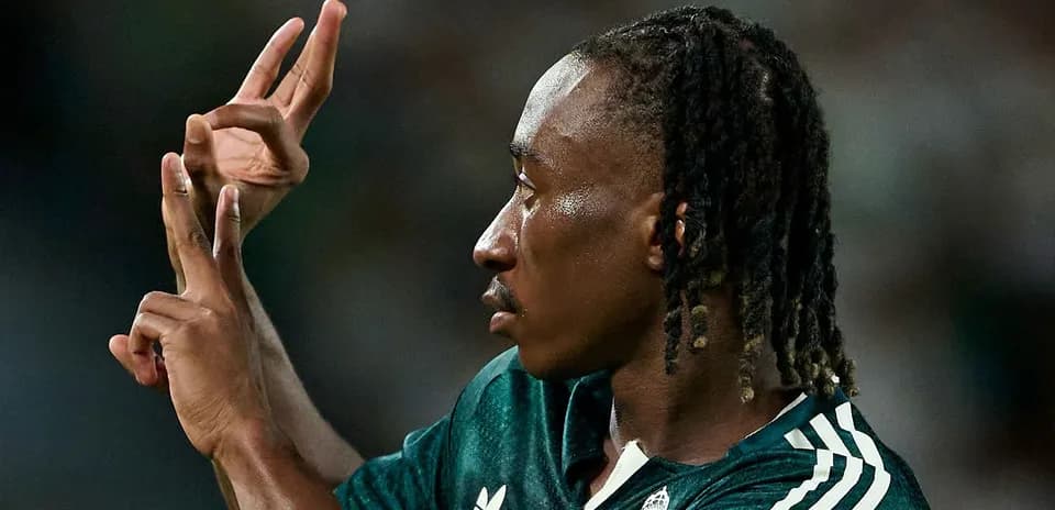 Jugador mostrando gesto con las manos en el partido