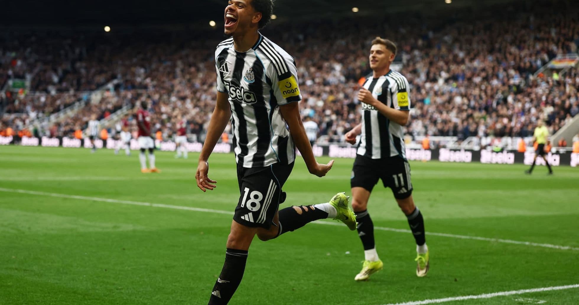 Jugadores de Newcastle celebrando un gol