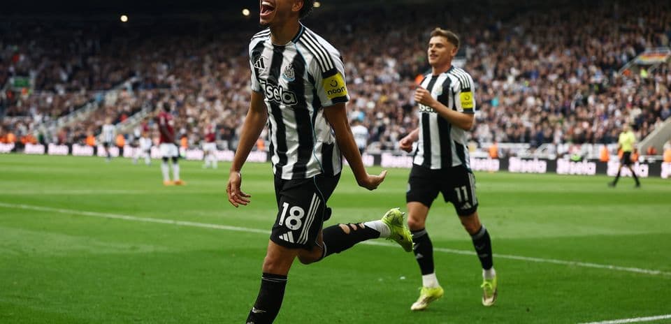 Jugadores de Newcastle celebrando un gol