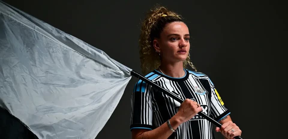 Jugadora sosteniendo una bandera en un estudio