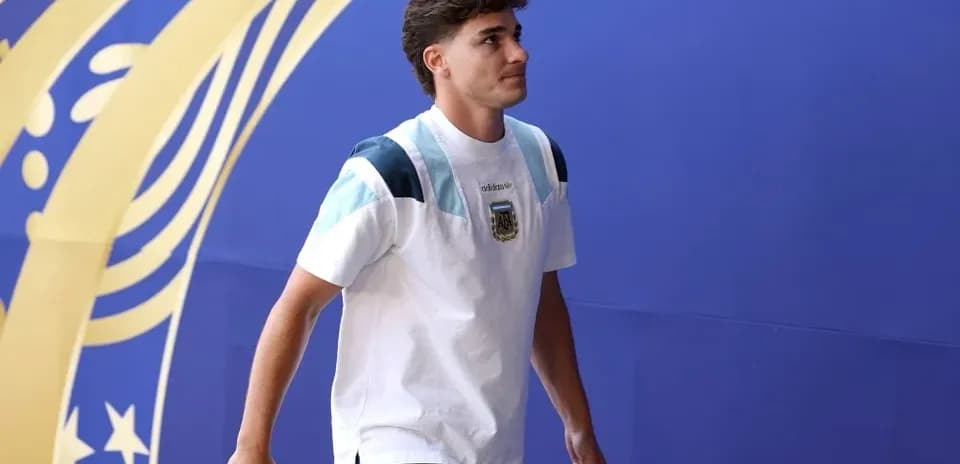 Jugador entrando al estadio con camiseta de Argentina