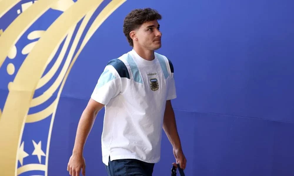 Jugador entrando al estadio con camiseta de Argentina