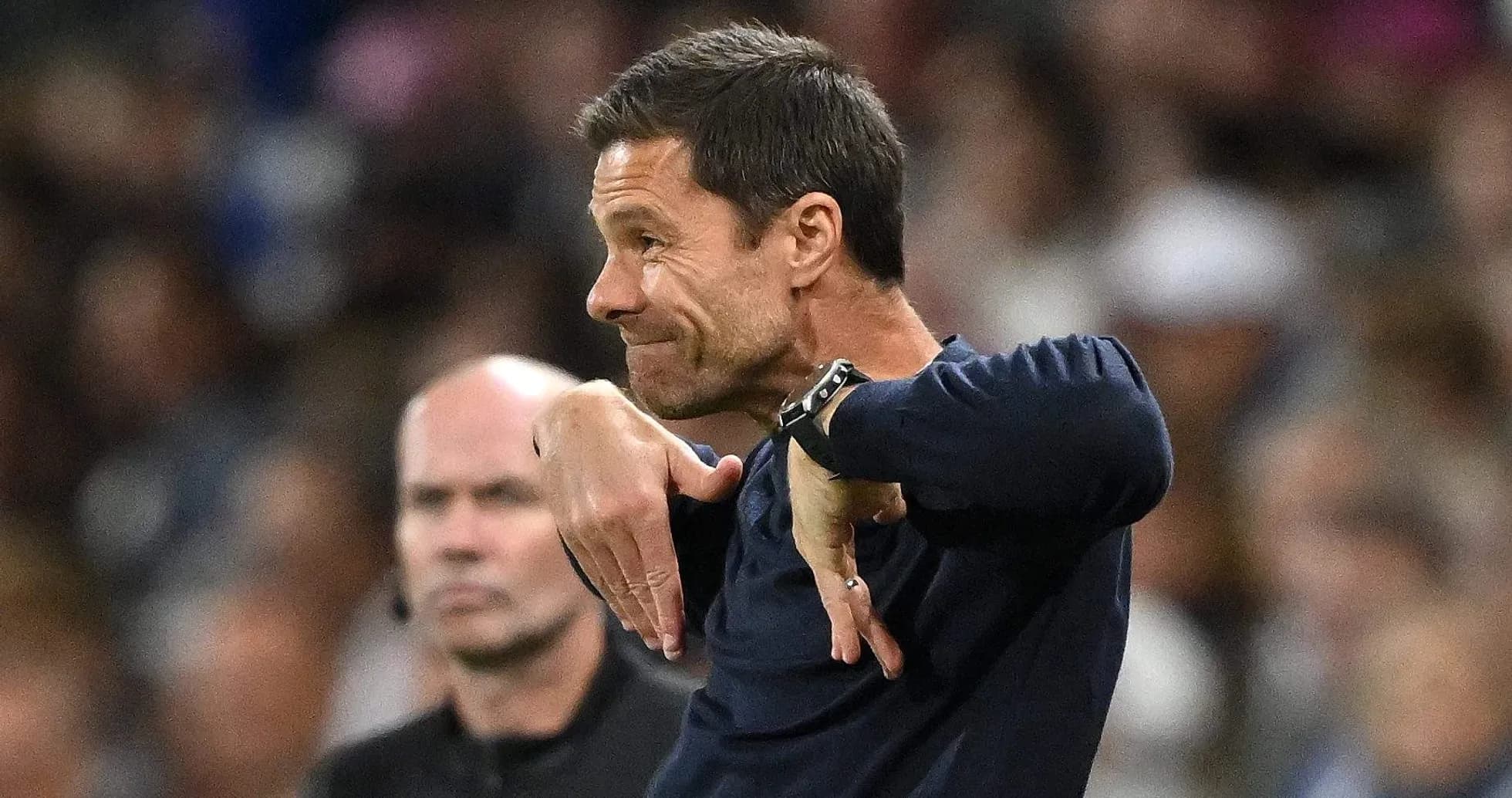 Entrenador gesticulando durante un partido de fútbol