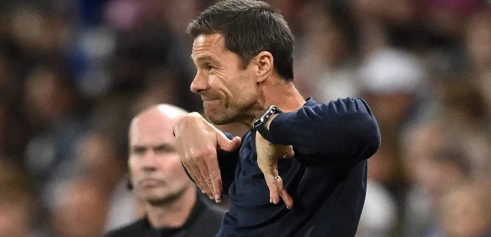 Entrenador gesticulando durante un partido de fútbol
