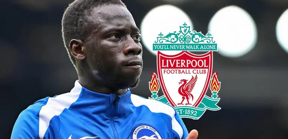 Jugador de Brighton con logo de Liverpool en fondo