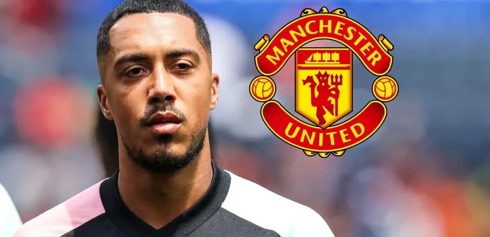 Jugador de fútbol en uniforme con logo de Manchester United