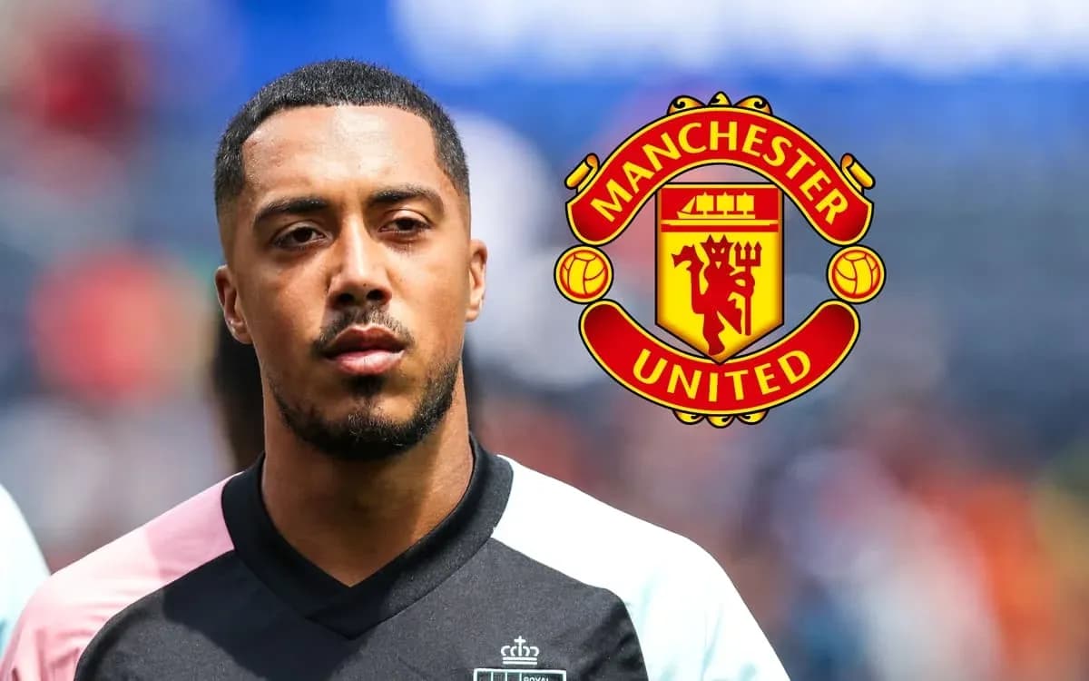 Jugador de fútbol en uniforme con logo de Manchester United