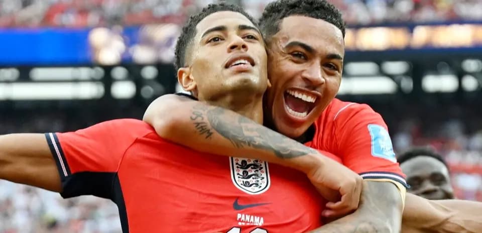 Jugadores de Inglaterra celebrando un gol juntos
