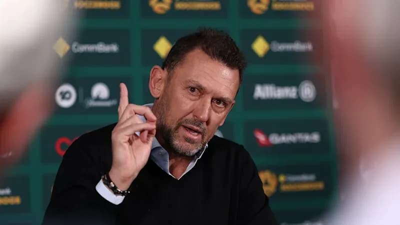 Entrenador hablando en una conferencia de prensa