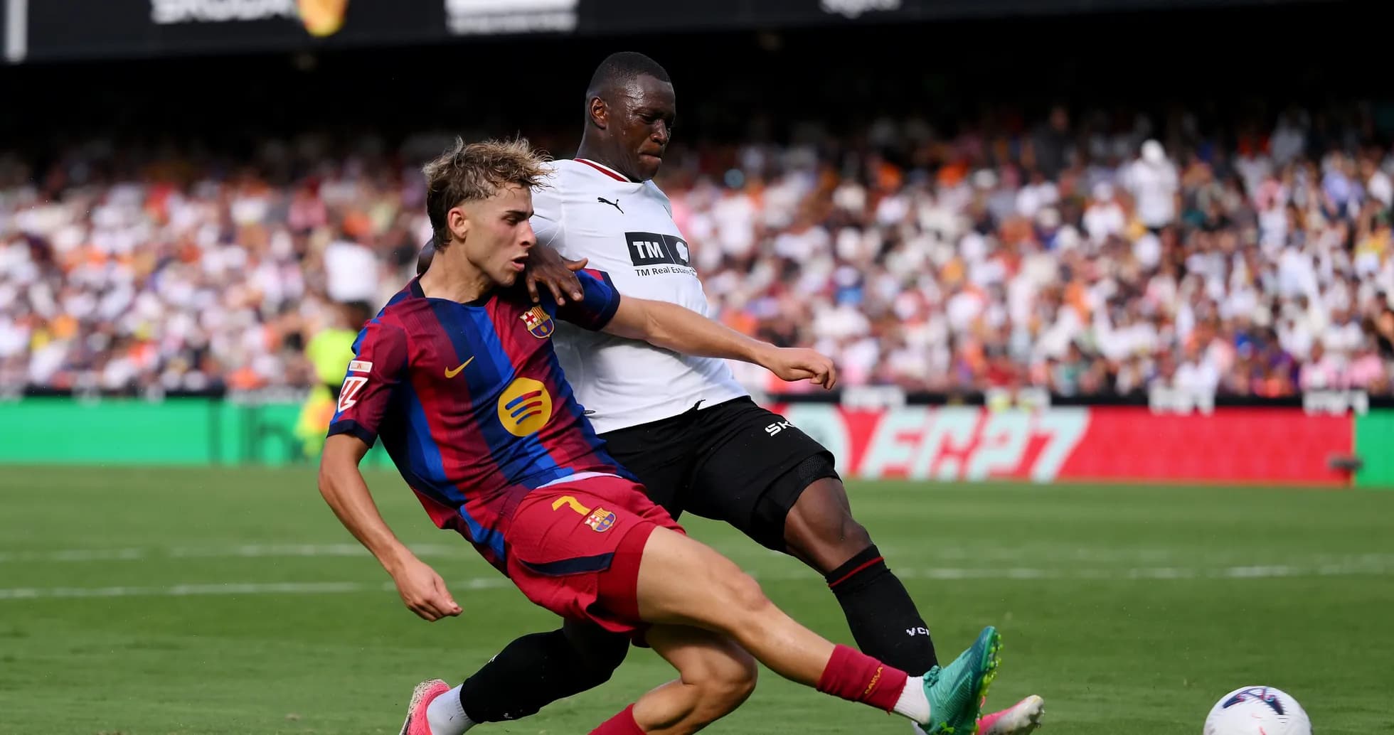 Jugador de Barcelona siendo tackleado por oponente