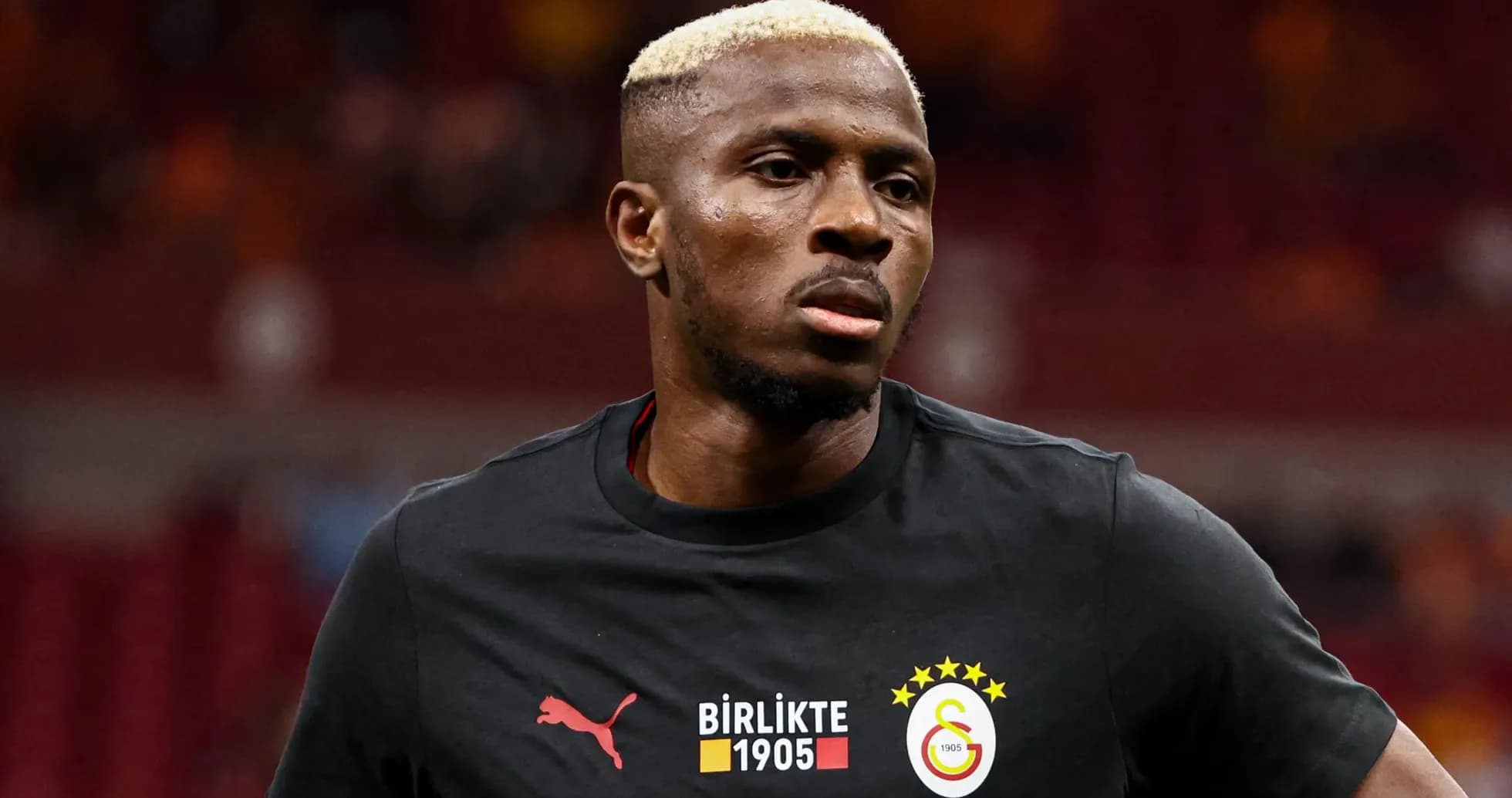 Jugador de Galatasaray en calentamiento antes del partido