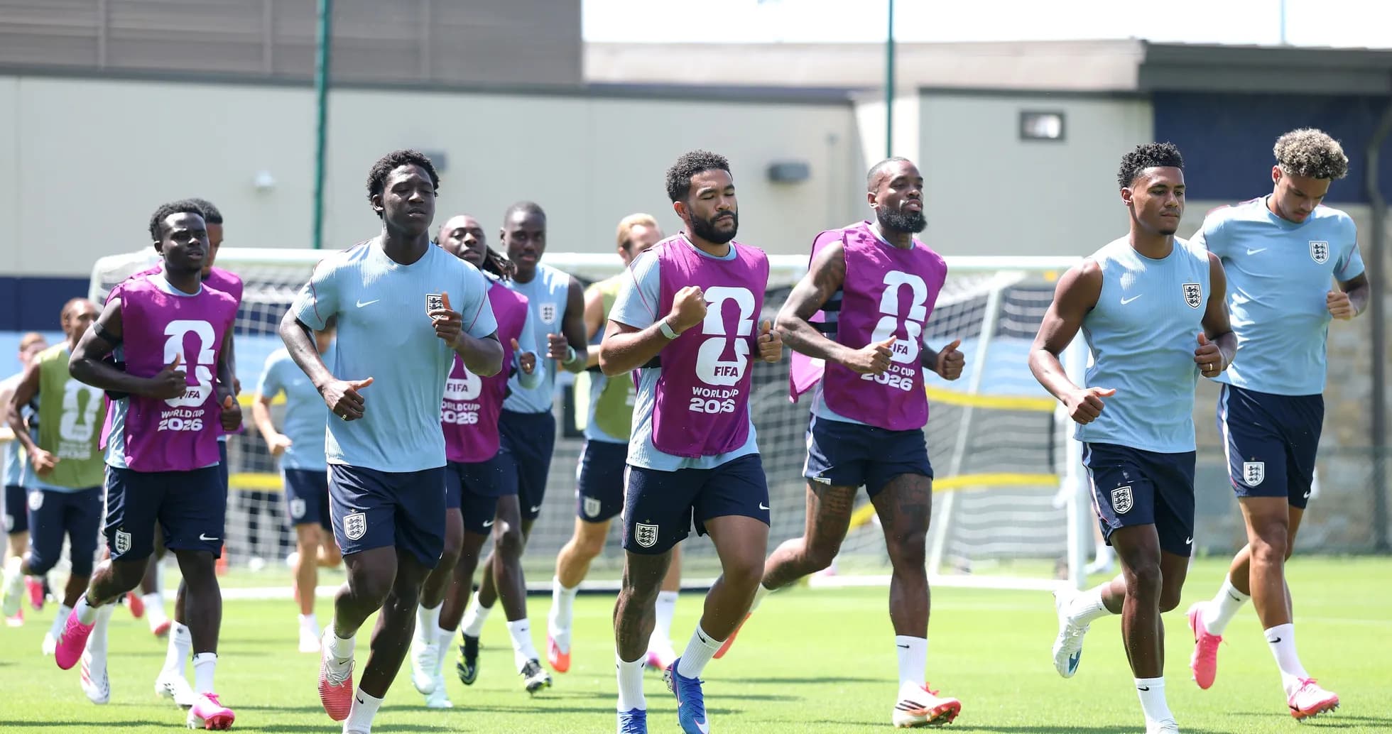 Jugadores de Inglaterra corriendo durante entrenamiento