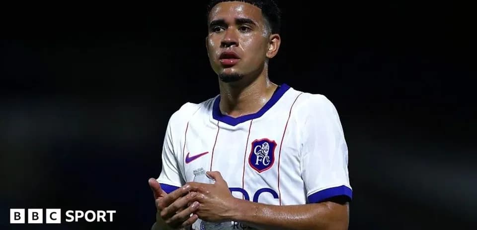 Jugador con camiseta de Chelsea en el campo
