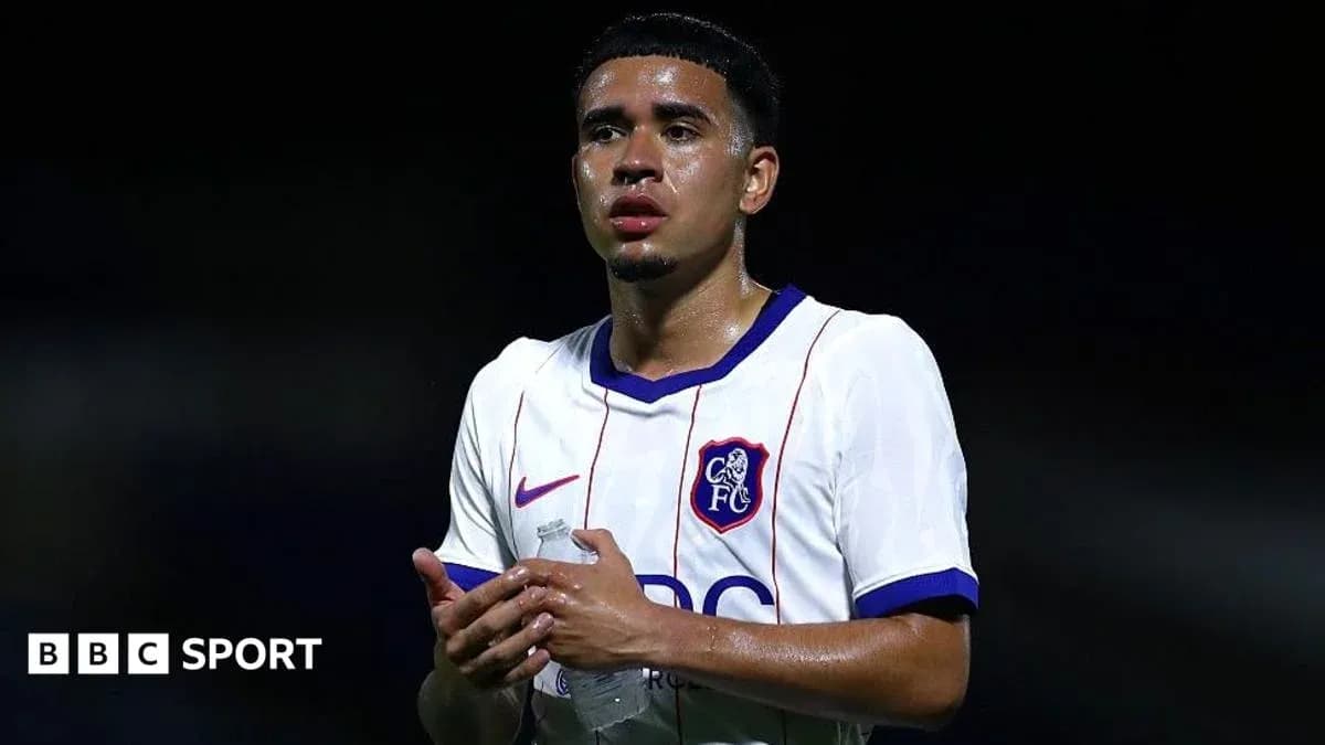 Jugador con camiseta de Chelsea en el campo