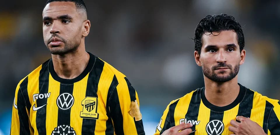 Dos jugadores de Ittihad en uniforme amarillo y negro