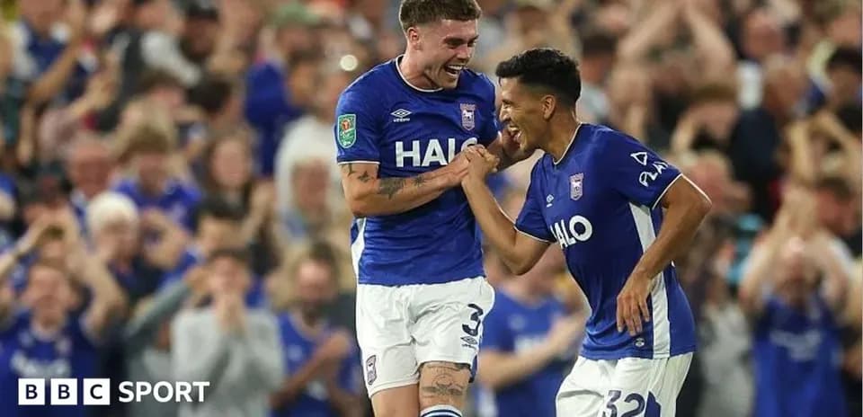 Jugadores de Ipswich celebrando un gol juntos