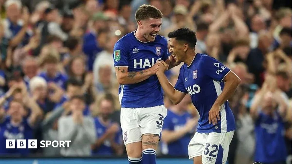 Jugadores de Ipswich celebrando un gol juntos