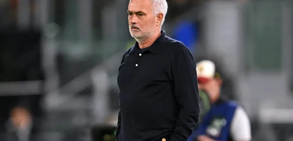Entrenador observando el juego desde la línea de banda