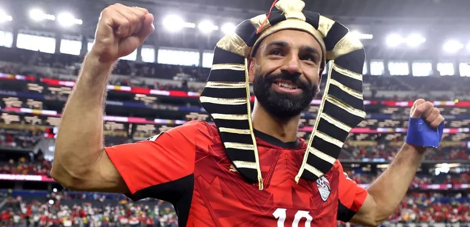 Jugador festejando con un tocado en estadio