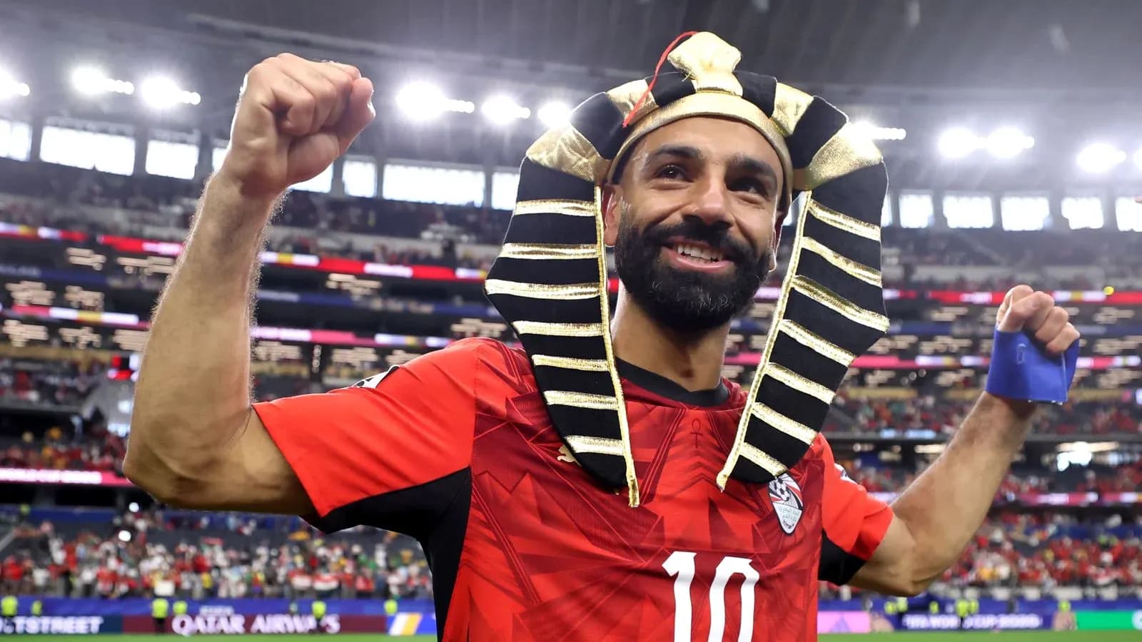 Jugador festejando con un tocado en estadio
