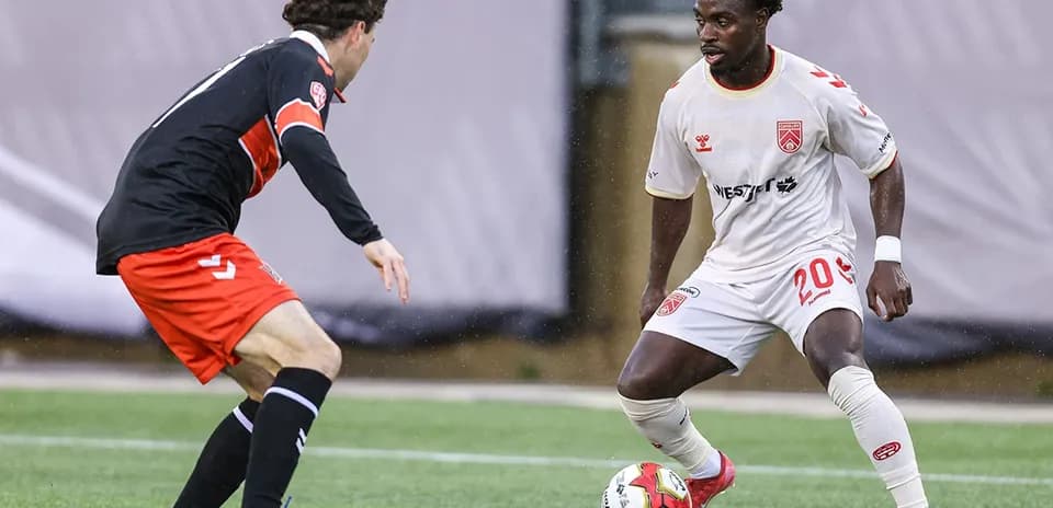 Jugadores de Forge y Cavalry FC en acción