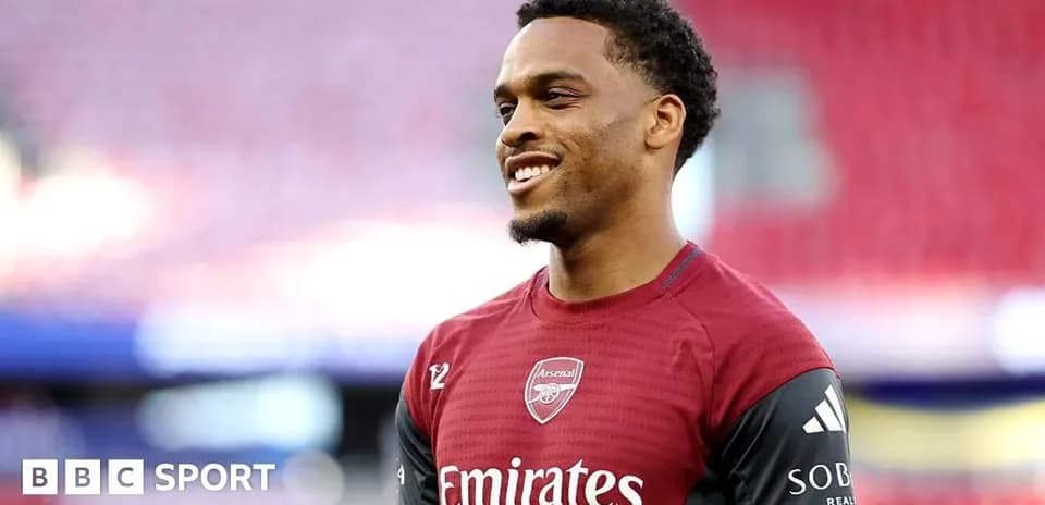 Jugador de Arsenal sonriendo en el campo de entrenamiento