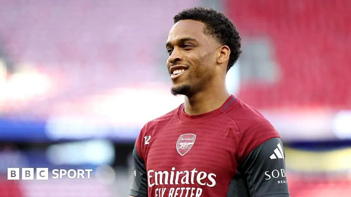 Jugador de Arsenal sonriendo en el campo de entrenamiento