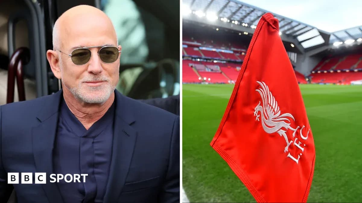 Bandera de Liverpool en Anfield antes del partido