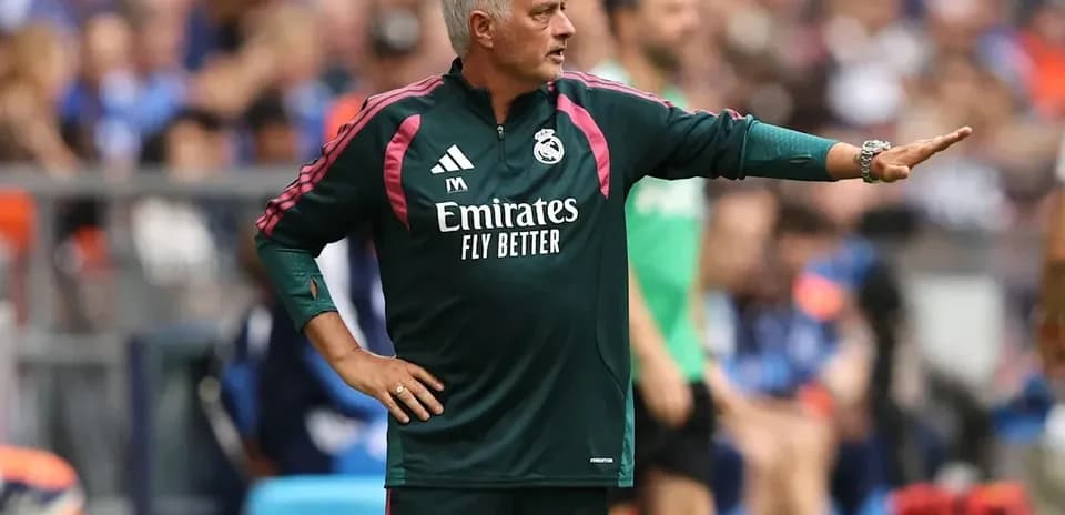 Entrenador de Real Madrid dando instrucciones en el partido