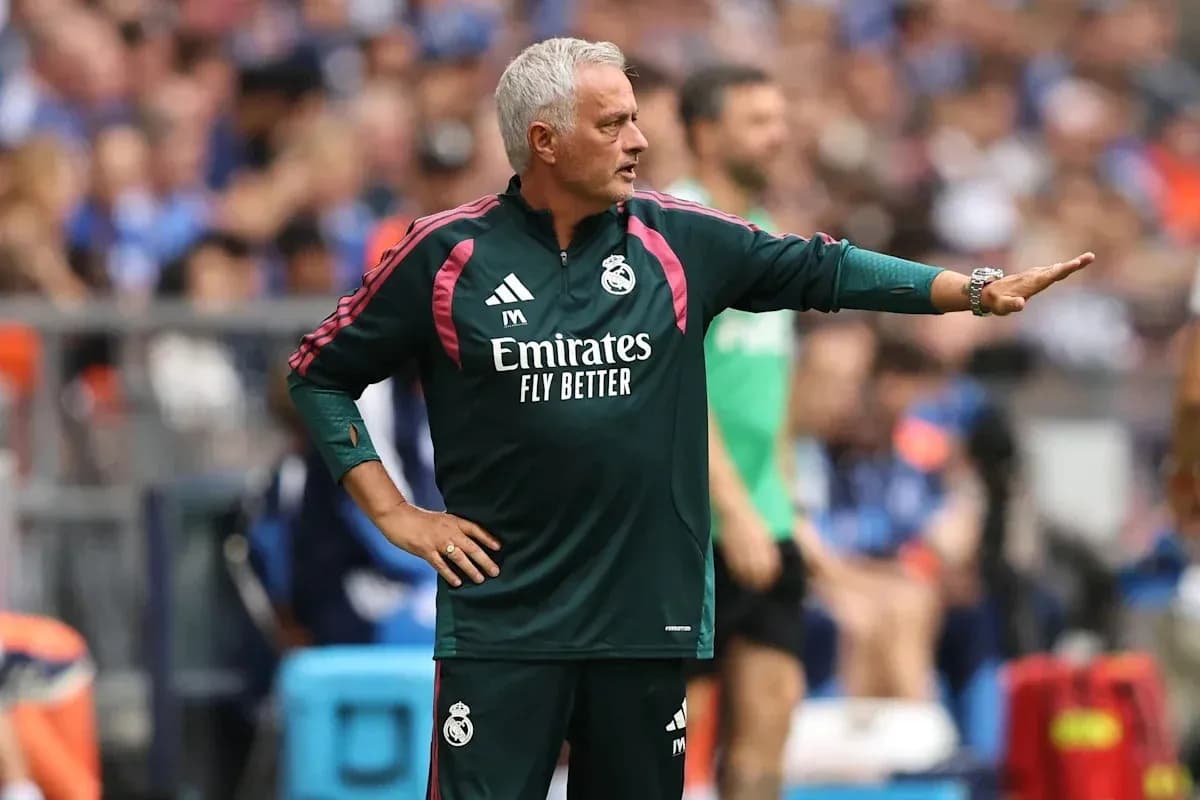 Entrenador de Real Madrid dando instrucciones en el partido