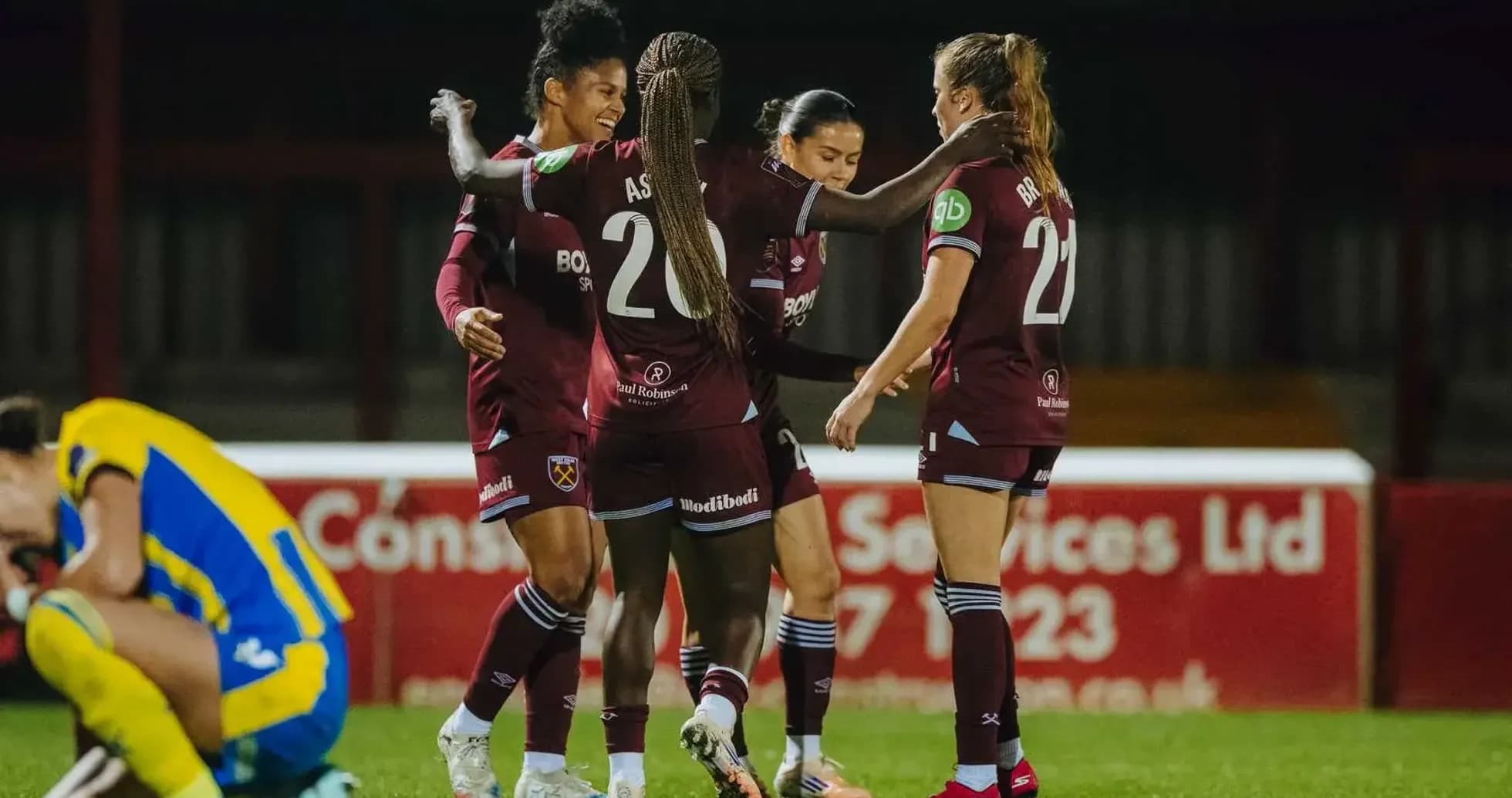 Jugadoras de West Ham W celebrando un gol