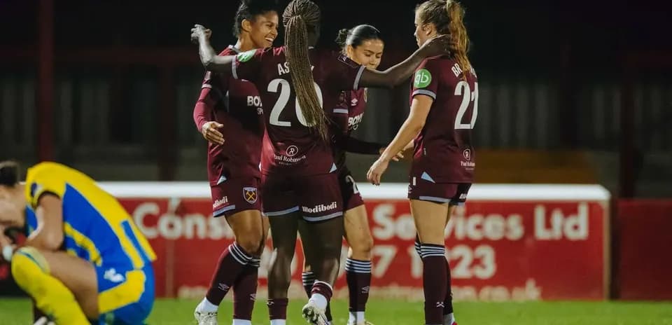 Jugadoras de West Ham W celebrando un gol