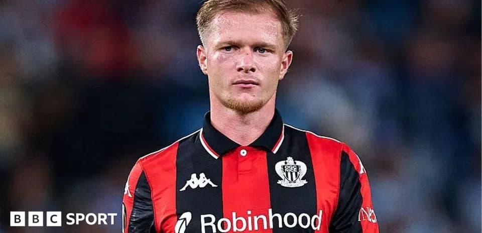 Jugador de fútbol en uniforme de Newcastle United