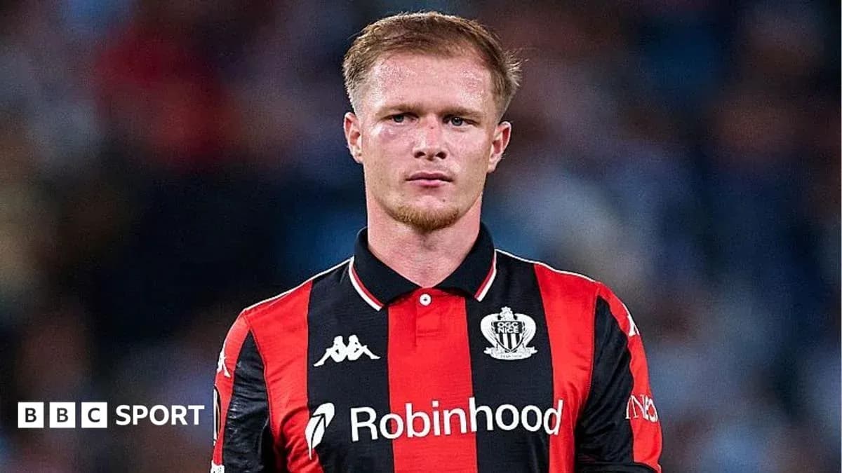 Jugador de fútbol en uniforme de Newcastle United