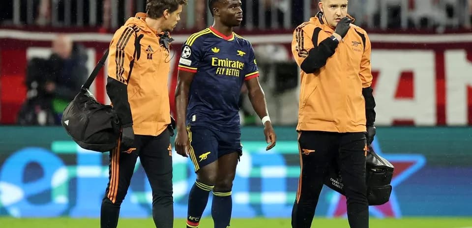 Jugador de Arsenal siendo asistido por el personal médico