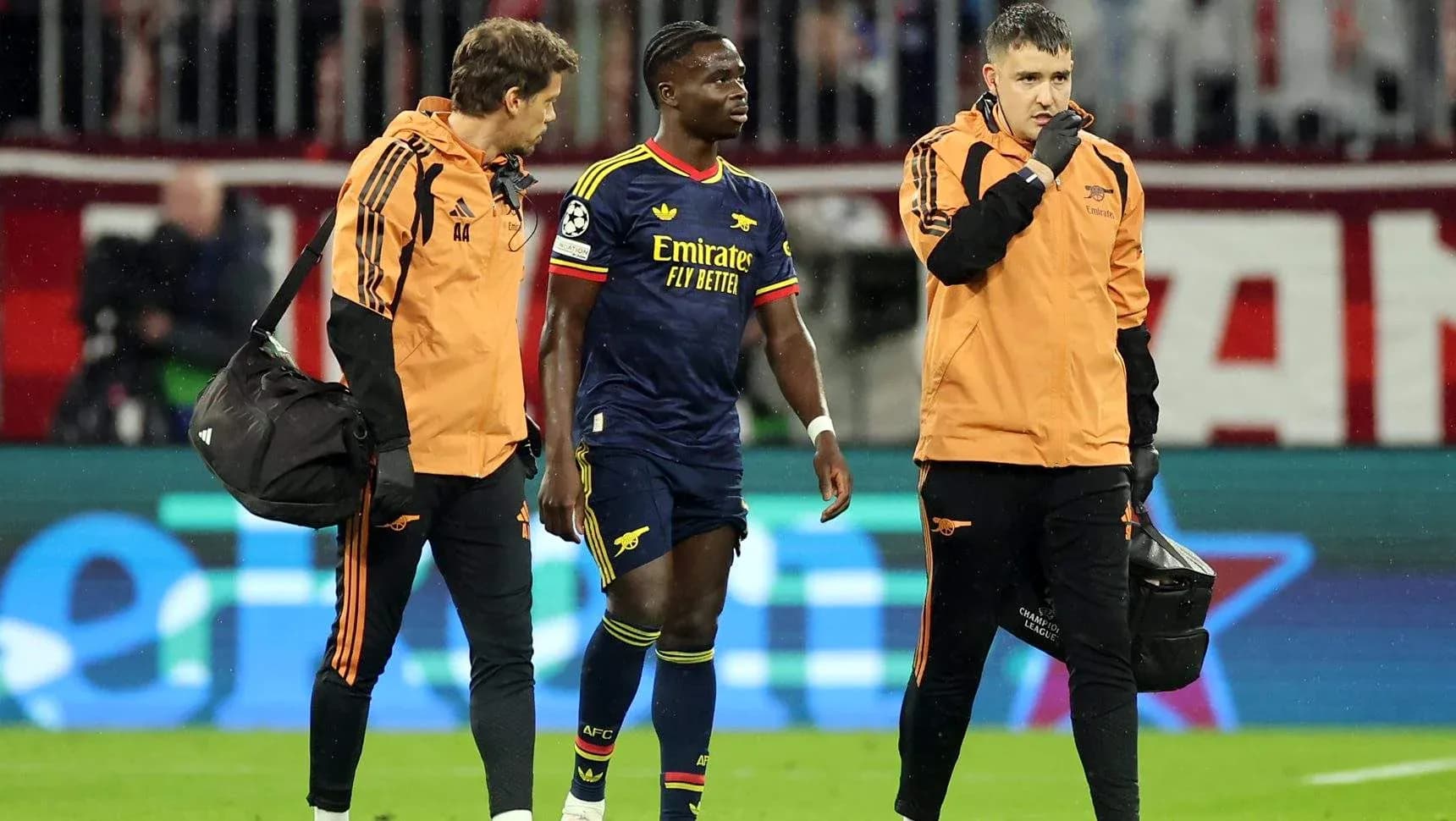 Jugador de Arsenal siendo asistido por el personal médico