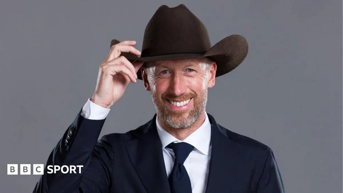 Hombre con sombrero vaquero y traje sonriendo