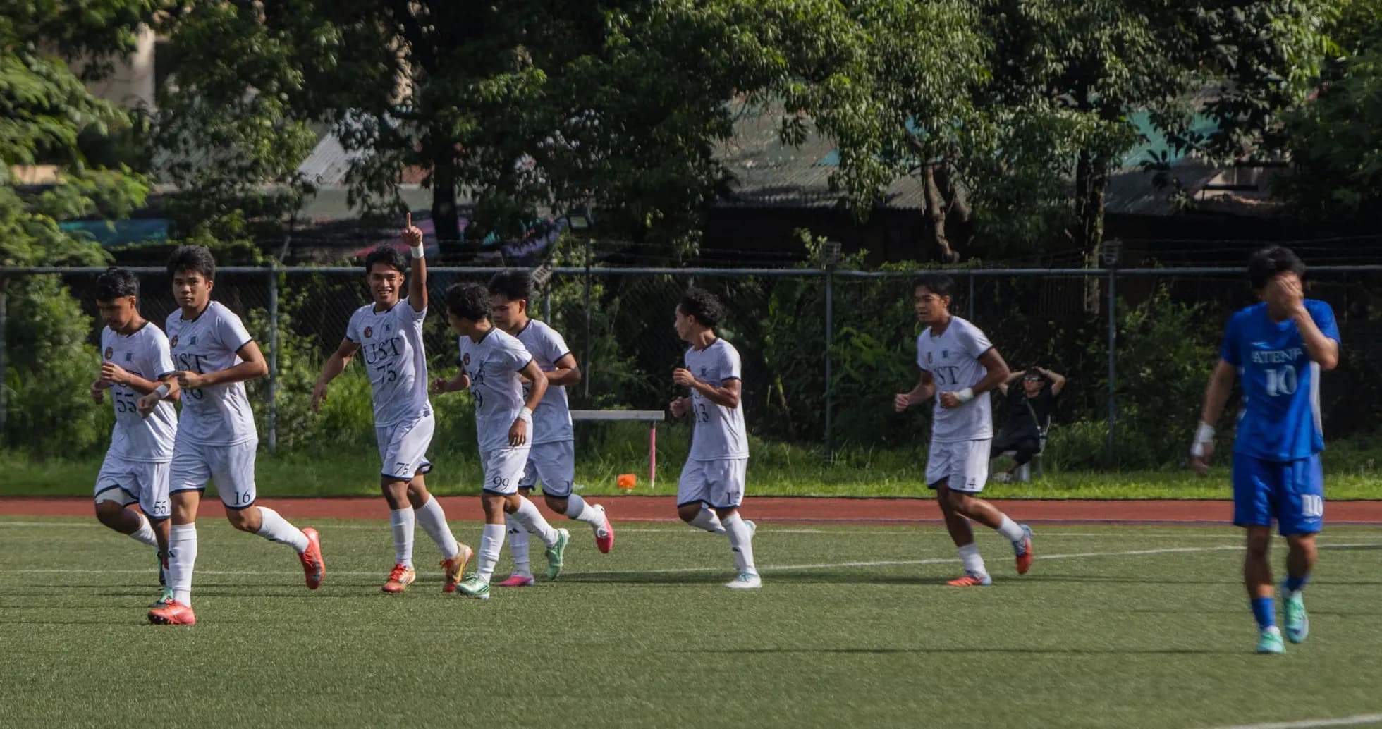 Jugadores de UST celebrando un gol en el campo