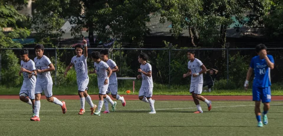 Jugadores de UST celebrando un gol en el campo