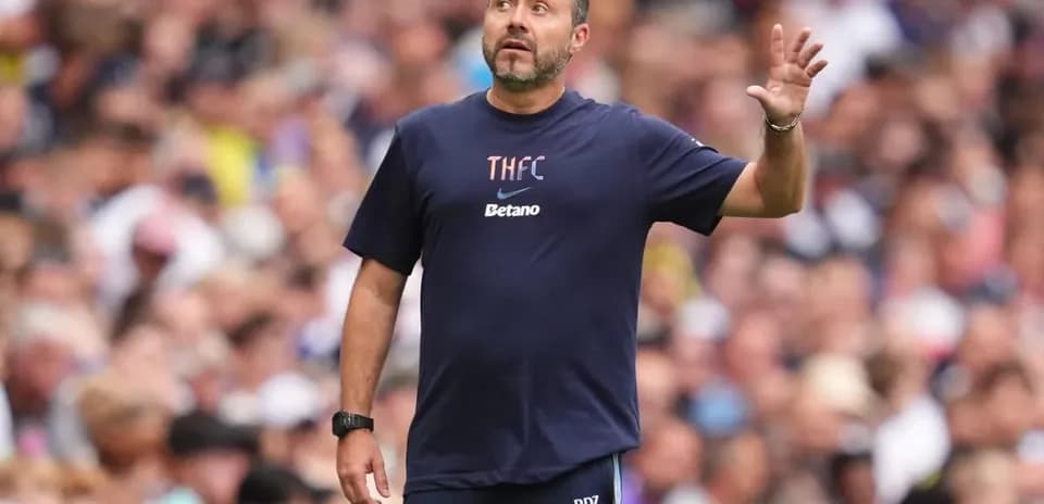 Entrenador dirigiendo a su equipo en el campo