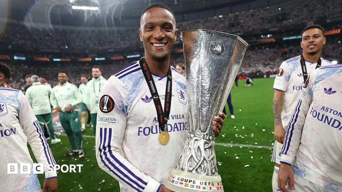 Jugador sosteniendo trofeo de la UEFA Europa League