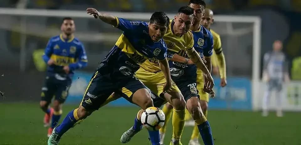 Jugadores de Everton y Universidad de Concepción en acción