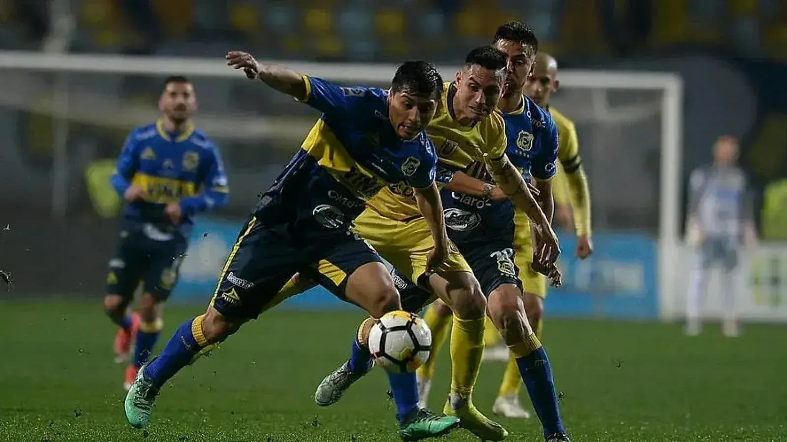 Jugadores de Everton y Universidad de Concepción en acción