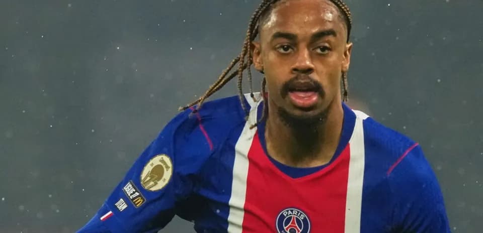 Jugador de PSG corriendo durante el partido