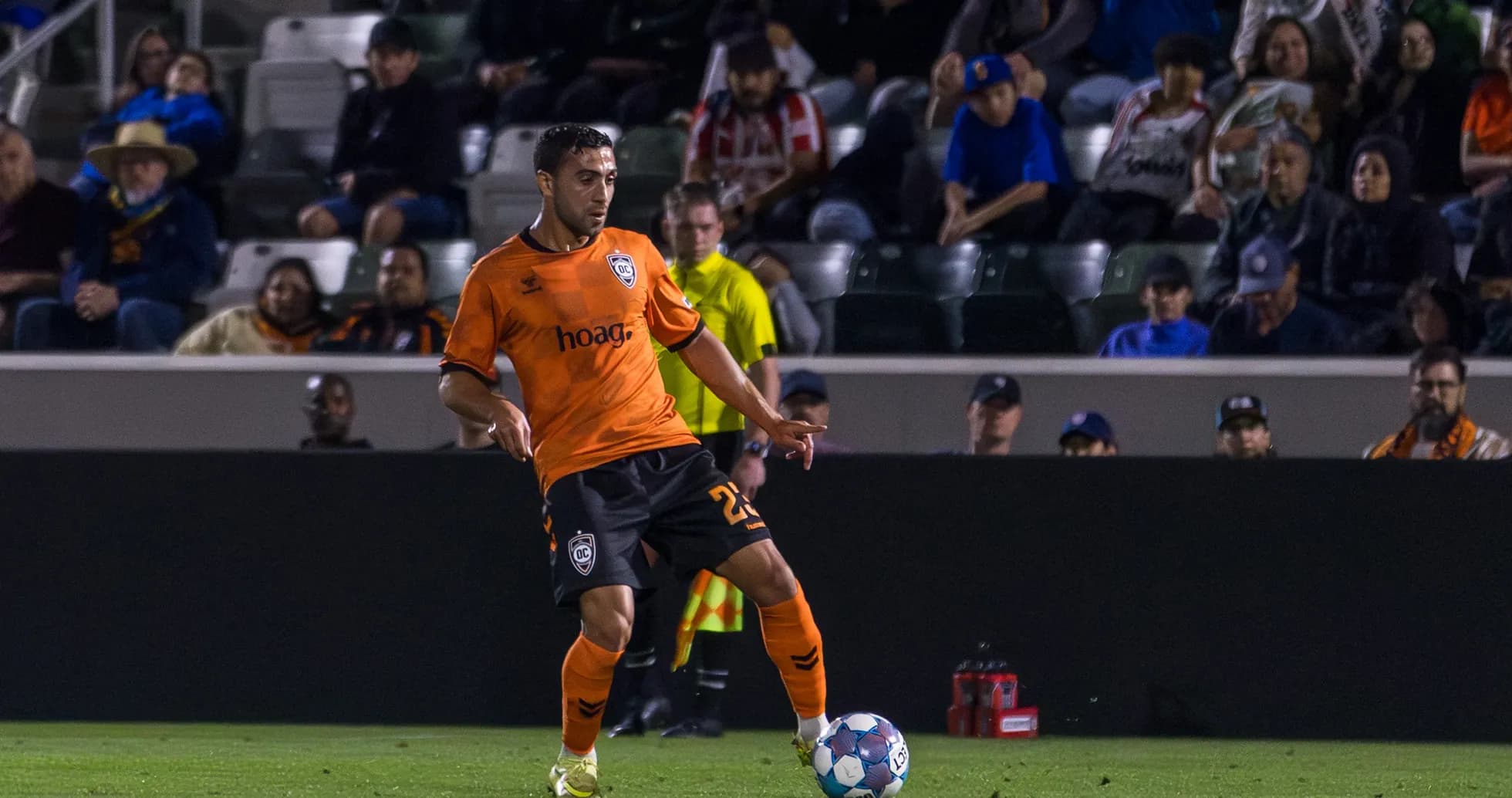 Jugador de Orange County SC con el balón
