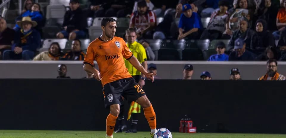 Jugador de Orange County SC con el balón