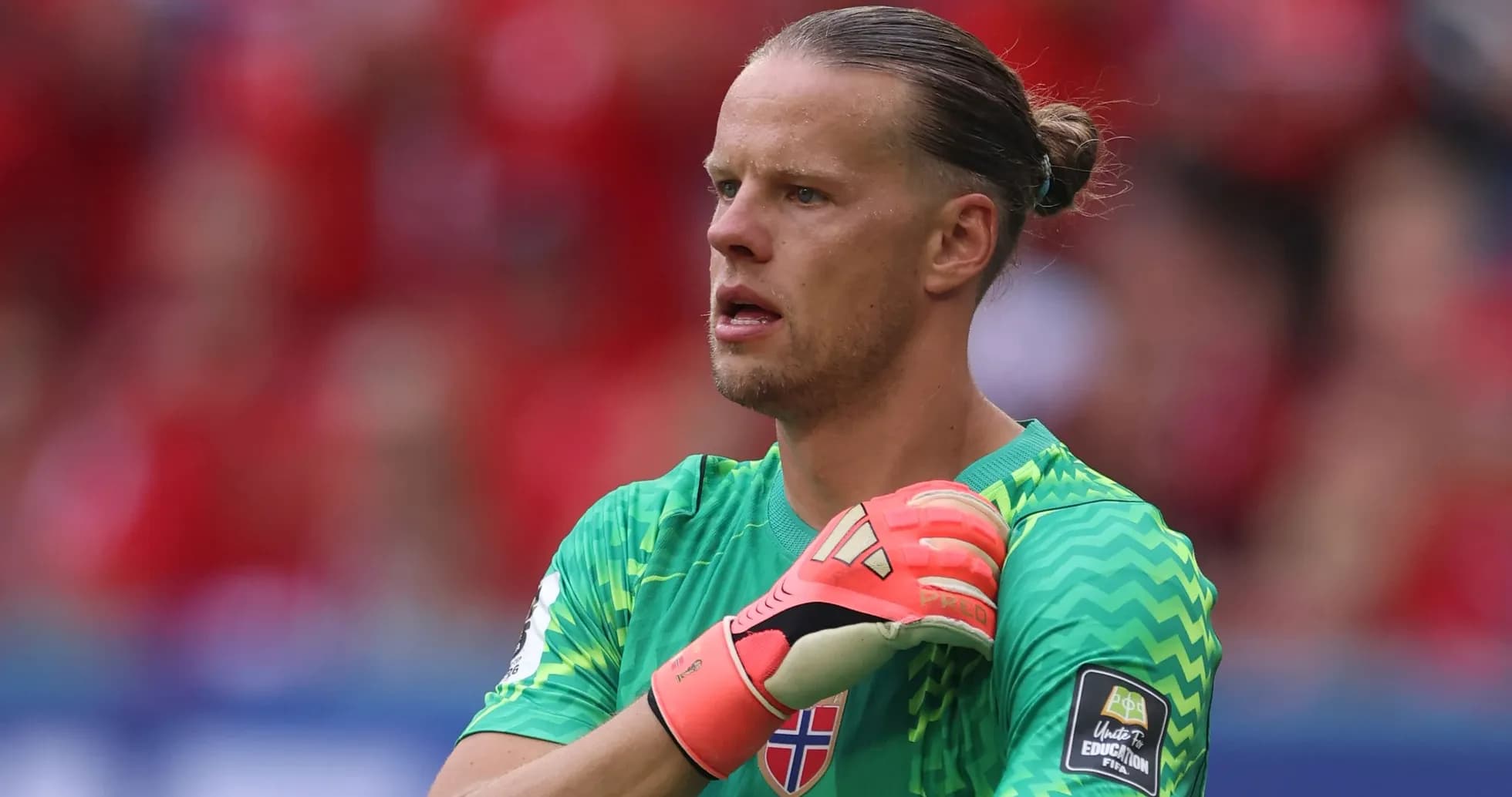 Portero con guantes en campo de fútbol